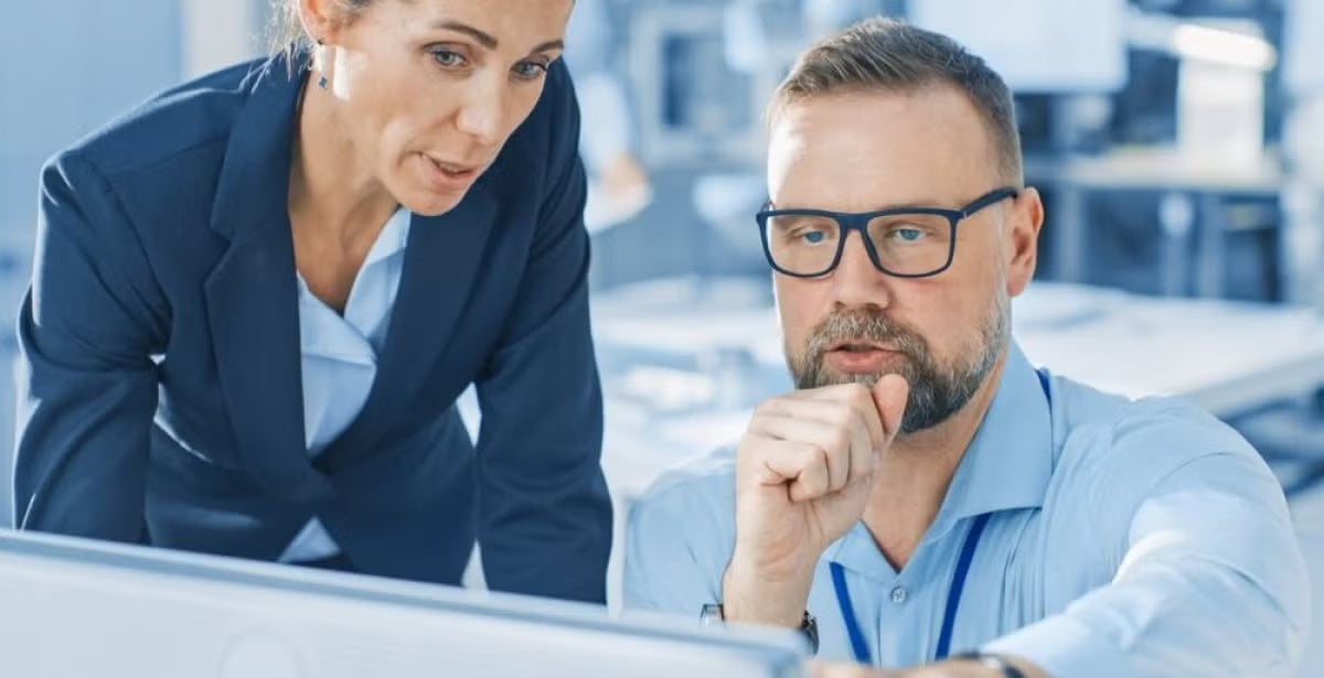 An analyst talking to a coworker